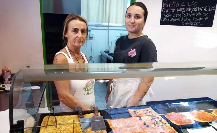 Cristina Cherubini e Maira Moretti della storica pizzeria «La Rosmarina» a Sforzacosta