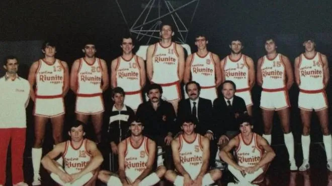 L’eroica squadra del 1982 che volò in A2. Piero Montecchi è il primo a destra