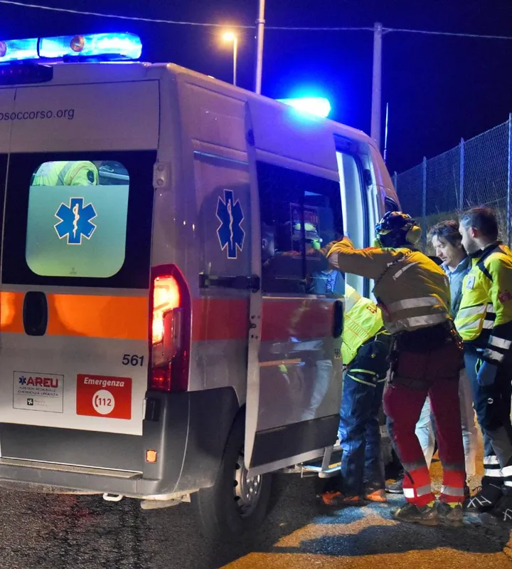 Nella foto di repertorio, un’ambulanza in servizio durante la notte