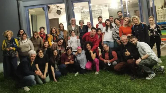 Operatori e. volontari con alcuni ospiti del Centro 21 di Riccione (foto dalla pagina Facebook)