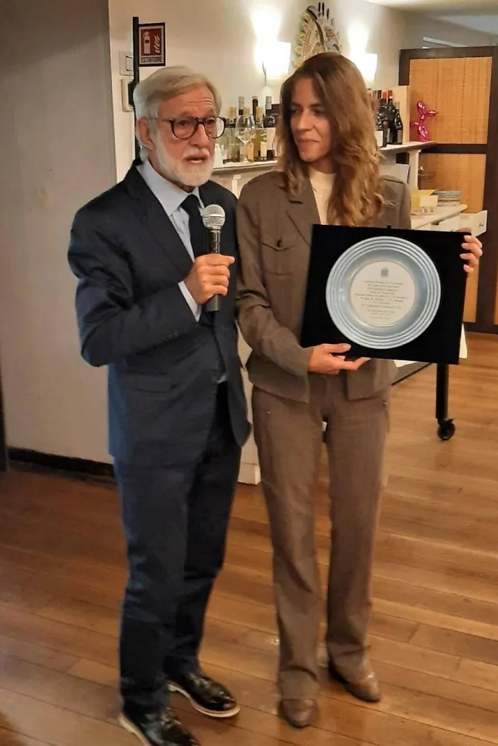 Giuseppe Genovese consegna il premio a Liza Carelli