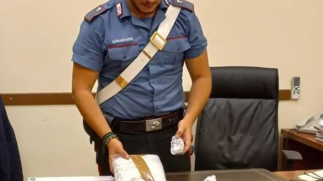 Un sequestro di marijuana, soldi contanti e materiale per il confezionamento delle dosi fatto. dai carabinieri. (immagine di archivio)