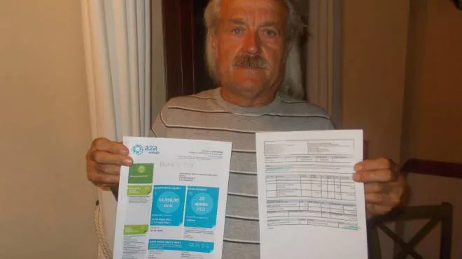Silvano Drudi mostra le due ultime bollette ricevute che superano dodicimila euro
