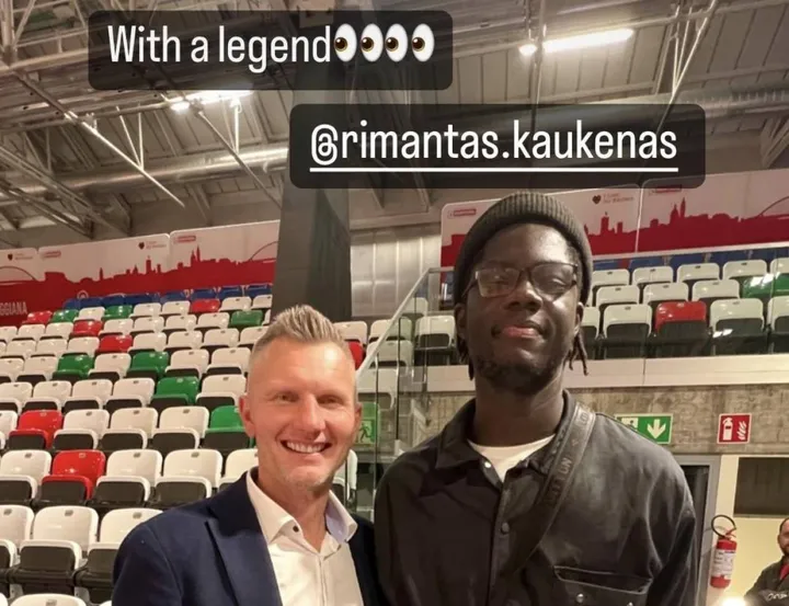 Diouf con il suo idolo Kaukenas a cui ha chiesto un selfie: ’Sono con una leggenda’