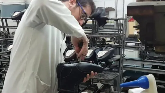 Un operaio all’opera in una fabbrica di calzature