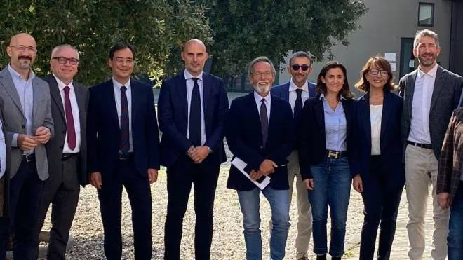 Gli 8 nuovi primari assieme al direttore generale dell’Ausl Tiziano Carradori e. il direttore sanitario Mattia Altini (al centro)