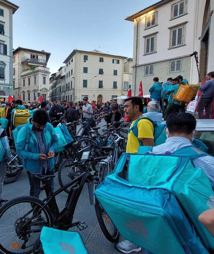 Acuni rider durante una protesta sindacale: il loro numero a Pesaro e Fano sta crescendo