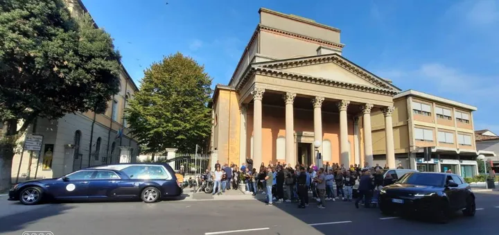 La folla fuori dalla chiesa del Suffragio a i funerali di Bruno Bernabini; il 58enne si è spento dopo una lunga malattia