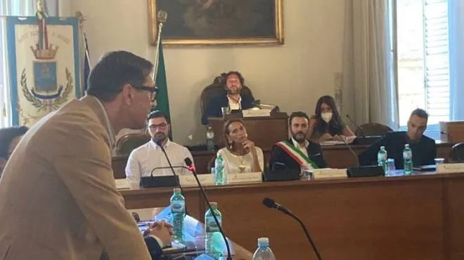 Fabiano Alessandrini e sindaco Alessio Pignotti in consiglio comunale