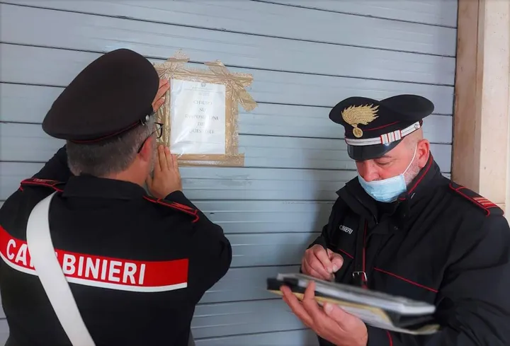 I Carabinieri mettono i sigilli allo storico bar nel centro di Castel San Pietro