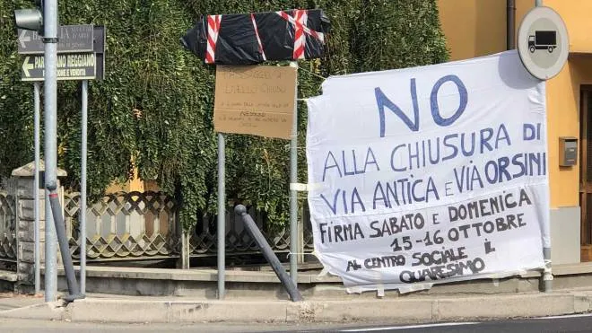 Uno dei cartelli contro l’accordo tra il Comune di Reggio. e Fer
