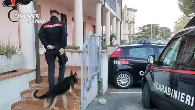 i carabinieri durante la perquisizione nella casa del 26enne arrestato