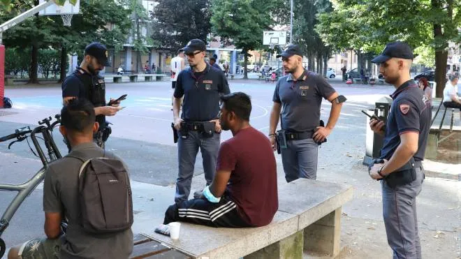 I servizi della polizia in piazza dell’Unità e nelle strade della Bolognina