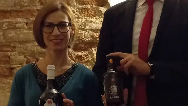 Nicola Fabrizi e Chiara Principi con la nuova bottiglia