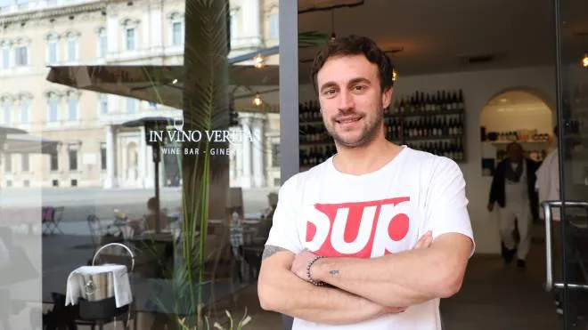 Il giovane imprenditore Gianmarco Goldoni, titolare del locale ‘In Vino Veritas’
