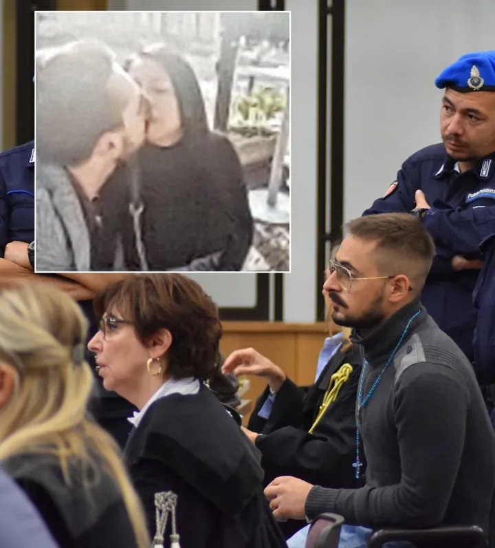 Mirko Genco in aula ieri. Nel riquadro, un selfie di un bacio tra lui e Cecilia Hazana