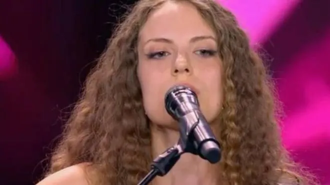 Cecilia Quaranta in arte Talea durante l’esibizione a X Factor su Sky