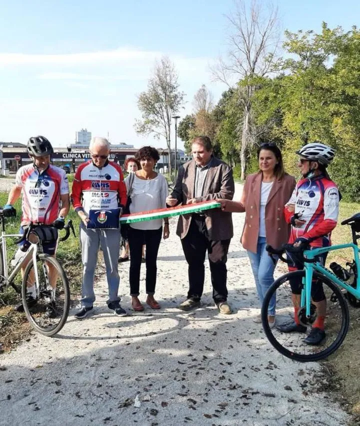 Un momento dell’inaugurazione del percorso ciclopedonale con il sindaco Luca Lelli