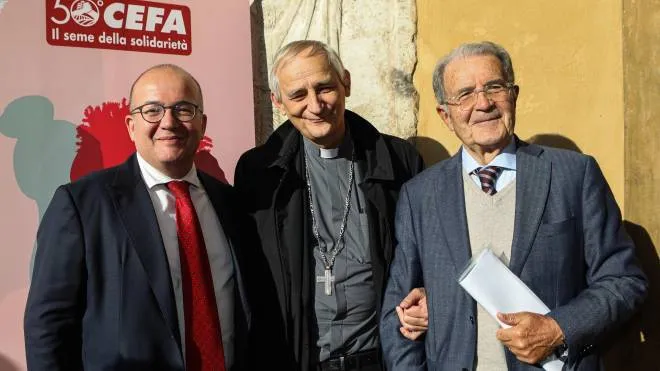 Da sinistra: Raul Mosconi, presidente Cefa, l’arcivescovo Matteo Zuppi e il professor Romano Prodi