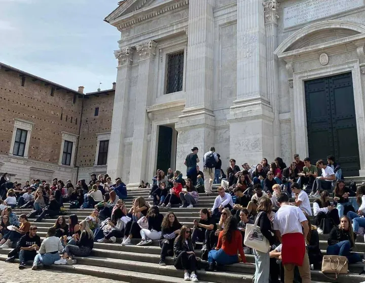 Studenti universitari a Urbino in una pausa pranzo delle lezioni e prima di rientrare a quelle del pomeriggio