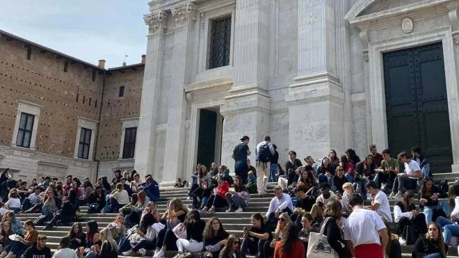 Studenti universitari a Urbino in una pausa pranzo delle lezioni e prima di rientrare a quelle del pomeriggio