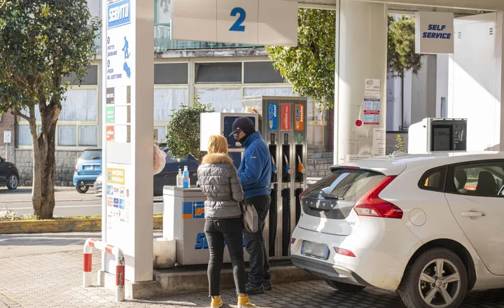 Associazioni dei consumatori contro la riduzione della scontistica Smac dei carburanti da 15 a 10 centesimi ogni litro di benzina