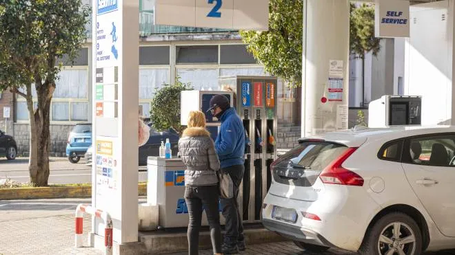 Associazioni dei consumatori contro la riduzione della scontistica Smac dei carburanti da 15 a 10 centesimi ogni litro di benzina