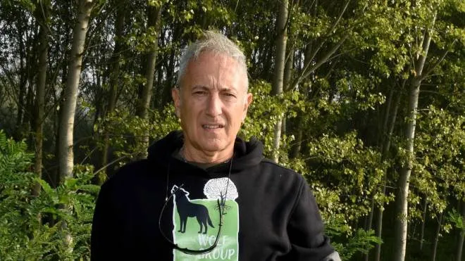 Riccardo Gennari, 60 anni, guida ambientale, indossa la maglietta con il logo ’Wolf group’