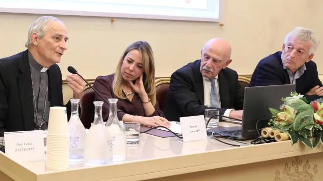 Da sinistra, Matteo Zuppi, la direttrice Agnese Pini, Giancarlo Blangiardo, presidente dell’Istat, e Sergio Belardinelli, docente di Demografia all’Unibo