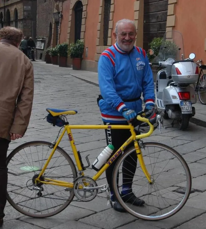 Un William Reverberi sorridente in centro storico, durante una scorrazzata in bicicletta