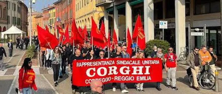 I lavoratori della Corghi hanno chiesto sostegno alla cittadinanza con una ’cassa di resistenza’