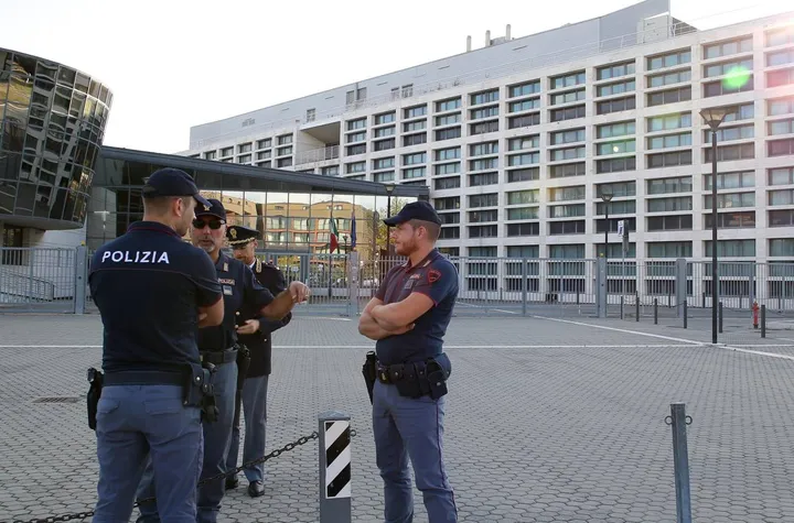 L’ingresso del tribunale di Rimini, presidiato dalla polizia
