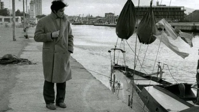 Alain Delon nella zona del porto durante le riprese, nel 1972