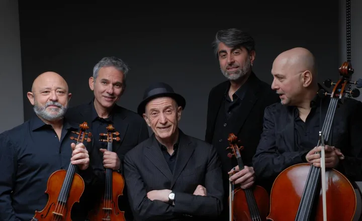 Peppe Servillo &amp; Solis String Quartet saliranno sul palco il 10 marzo con ‘Carosonamente’; a sinistra Michela Murgia, che si esibirà il 25 marzo