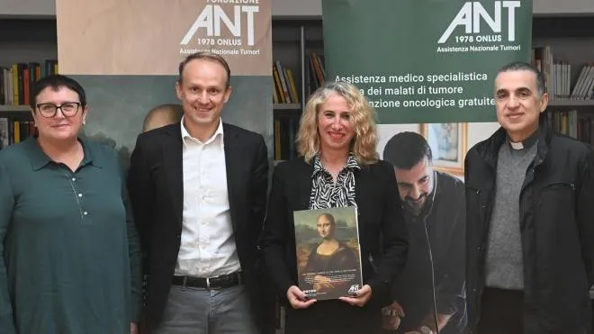 Da sinistra: Anna Fortuzzi, Alessandro Santoni, la presidente Raffaella Pannuti e don Baroncini