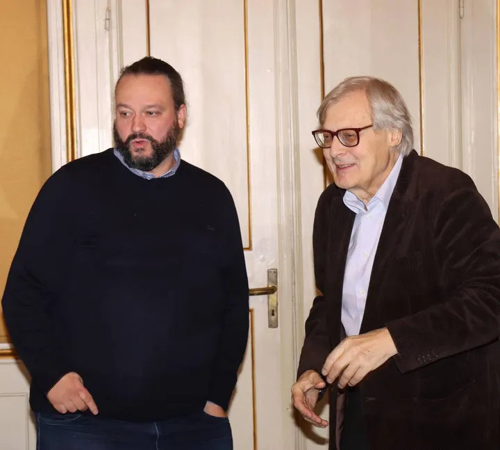 Il sindaco Alan Fabbri e il critico Vittorio Sgarbi, scelto come presidente di Ferrara Arte, durante la presentazione di una delle tante iniziative del Comune
