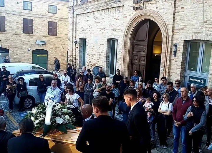L’uscita del feretro dalla chiesa e l’ultimo saluto a Maurizio Pandolfi