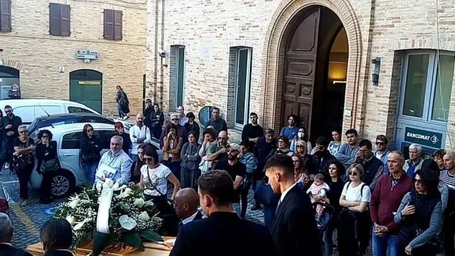 L’uscita del feretro dalla chiesa e l’ultimo saluto a Maurizio Pandolfi