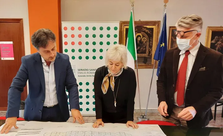 Il sindaco Simone Saletti, la direttirce Monica Calamai e Giovanni Peressotti