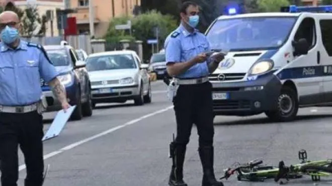 La polizia locale in via Azzurra dopo l’investimento della bimba in bici