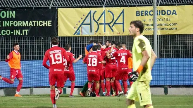I giocatori dell’Ancona si abbracciano: primo tempo da applausi e ripresa amministrata anche se con qualche nervosismo
