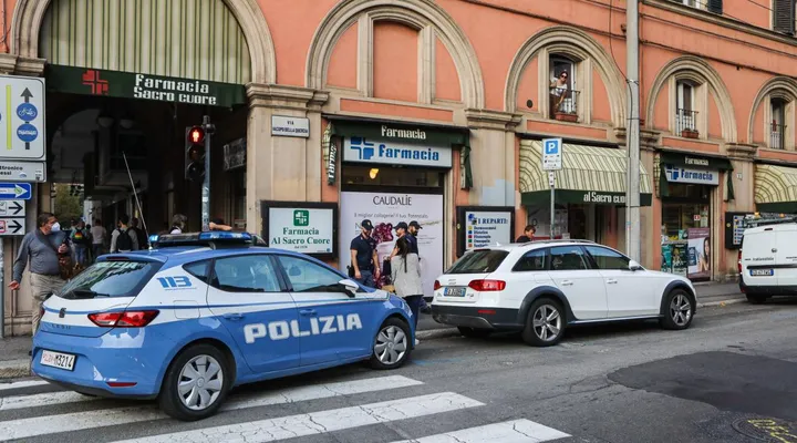 La polizia ieri pomeriggio alla farmacia Sacro Cuore di via Matteotti