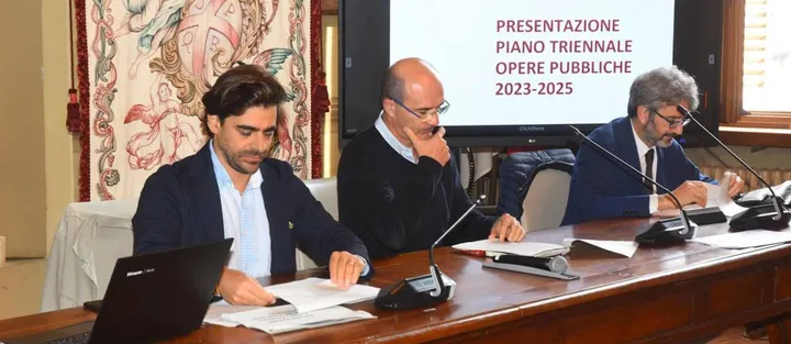 Da sinistra l’assessore Daniele Marchi, il sindaco Luca Vecchi e l’assessore Nicola Tria