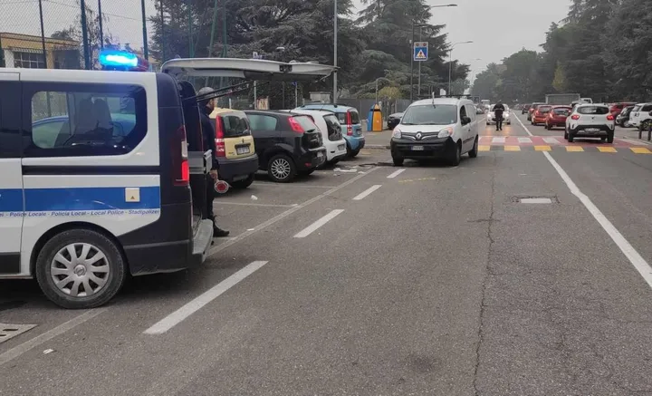 I rilievi della polizia locale sulla scena dell’incidente in via Paolo Poggi
