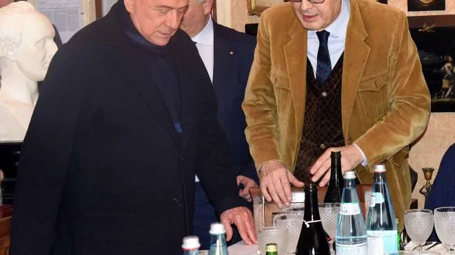 Gennaio 2016, un’amicizia lunga anni: Berlusconi a casa di Sgarbi a Ro Ferrarese; sulla tavola c’era già. una bottiglia di Quistello, lambrusco mantovano