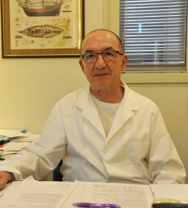 Il presidente della Fimmg (medici di medicina generale), Claudio Casaroli nel suo ambulatorio