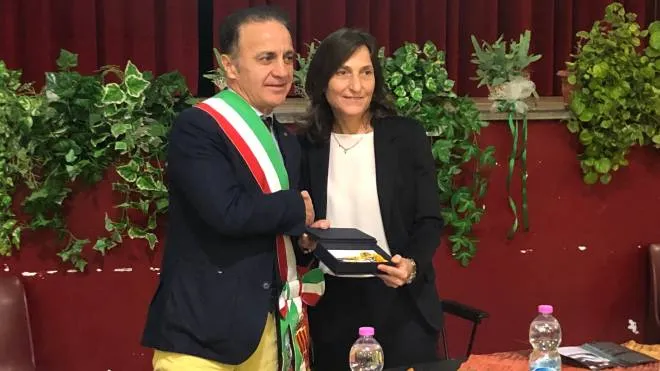Il sindaco Sauro Ragni consegna il premio a Giovanna Trillini