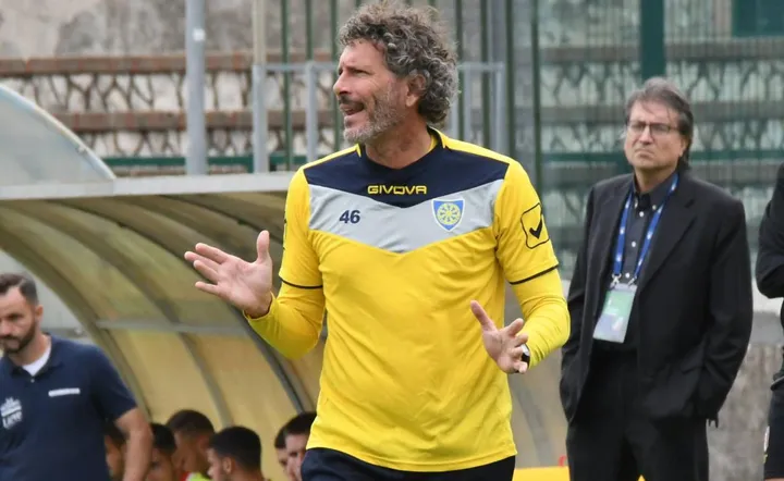 Alessandro Dal Canto, 47 anni,. è l’allenatore della Carrarese