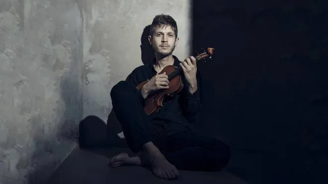 Il violinistra riminese Federico Mecozzi presenterà questa sera al Galli il proprio nuovo album ’Inwards’