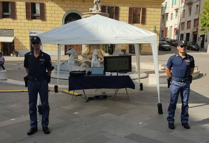 Lo stand della polizia postale in piazza Roma ad Ancona